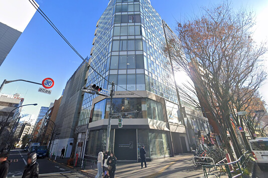 渡った先にACN新宿ビルが見えますので、9階にお越しください
