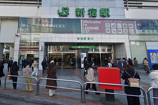 JR新宿駅の東口改札を出ます