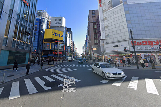 目の前の新宿通りを伊勢丹方面へ直進します(徒歩約5分)