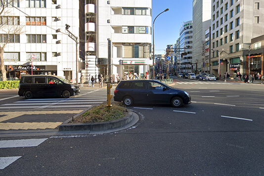 明治通りを渡り左折します。セブンイレブンが目印です