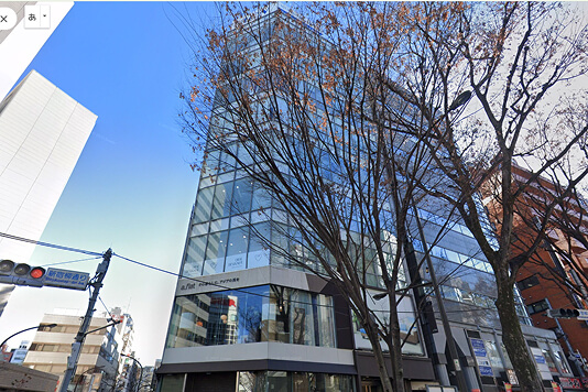 少し進むと右手にACN新宿ビルが見えますので、9階までお越しください